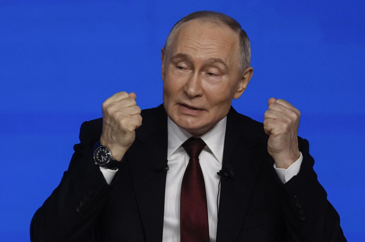 El presidente ruso, Vladímir Putin, durante su conferencia de prensa anual en vivo con medios federales, regionales y extranjeros en el foro Gostiny Dvor de Moscú, Rusia, el 19 de diciembre de 2025. Foto: EFE/EPA/SERGEI ILNITSKY