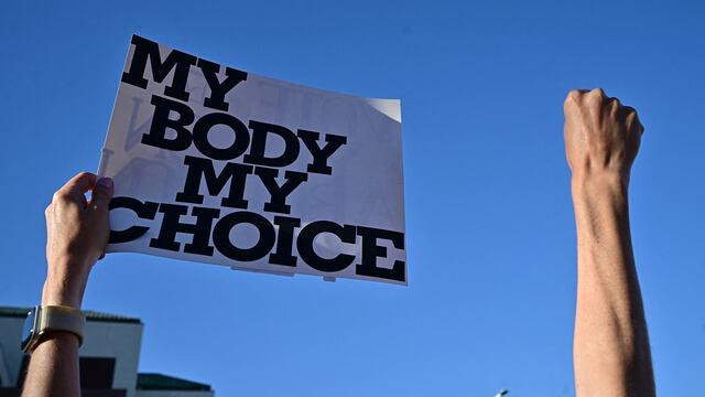 Votantes de Arizona decidirán sobre el derecho al aborto en elecciones de EE.UU. en noviembre