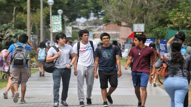 ¿Cuál es la edad promedio de la población peruana, según el último Censo Nacional del INEI?