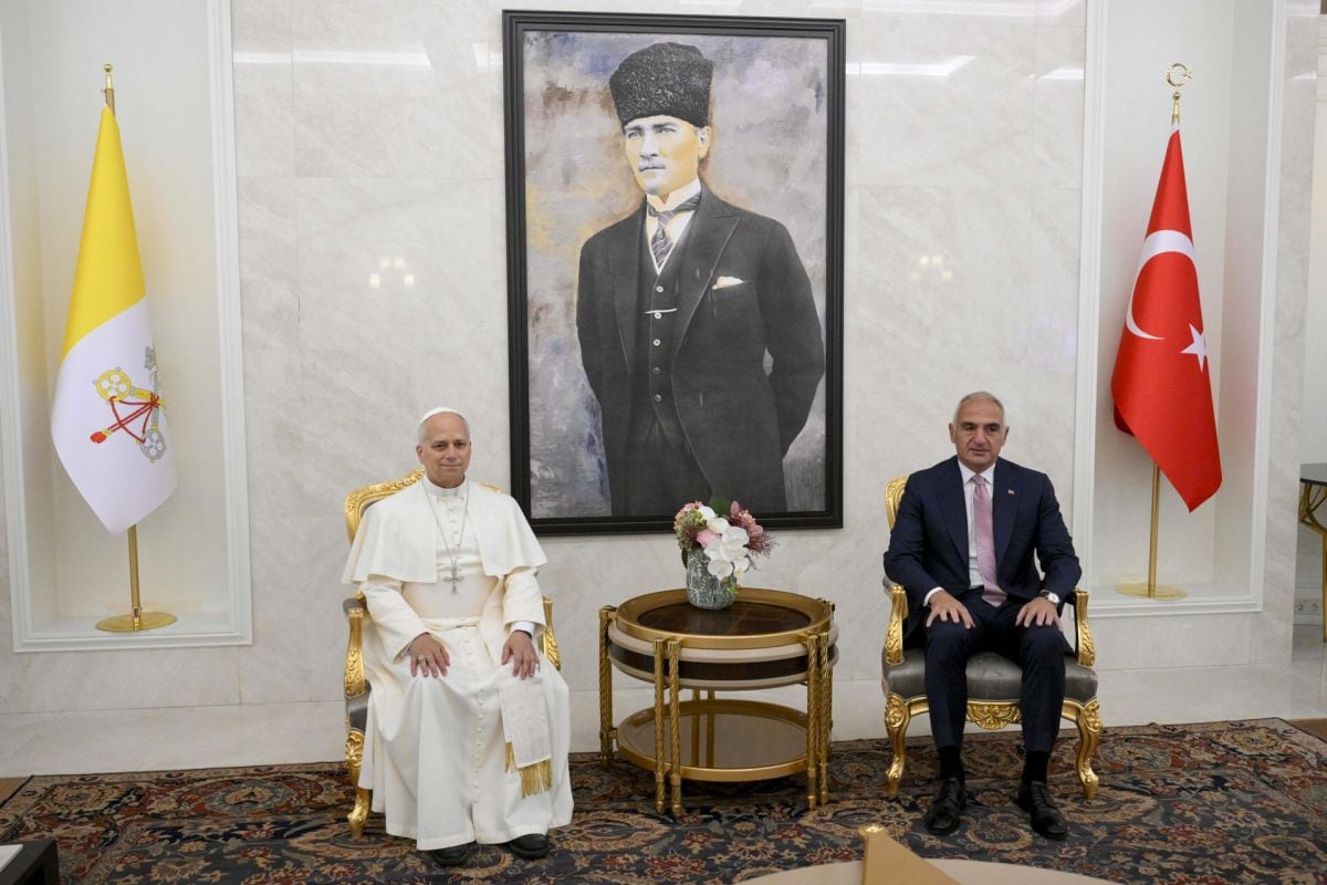 ANKARA, 27/11/2025.- El papa León XIV recibido por el ministro de Cultura y Turismo de Turquía, Mehmet Nuri Ersoy (d), tras aterrizar este jueves en el aeropuerto internacional de Ankara, donde comienza el primer viaje de su papado, que lo lleva a Turquía y Líbano desde hoy hasta el 2 de diciembre. EFE/ Elisabetta Trevisan / Dicasterio para la Comunicación del Vaticano // SOLO USO EDITORIAL/SOLO DISPONIBLE PARA ILUSTRAR LA NOTICIA QUE ACOMPAÑA (CRÉDITO OBLIGATORIO)