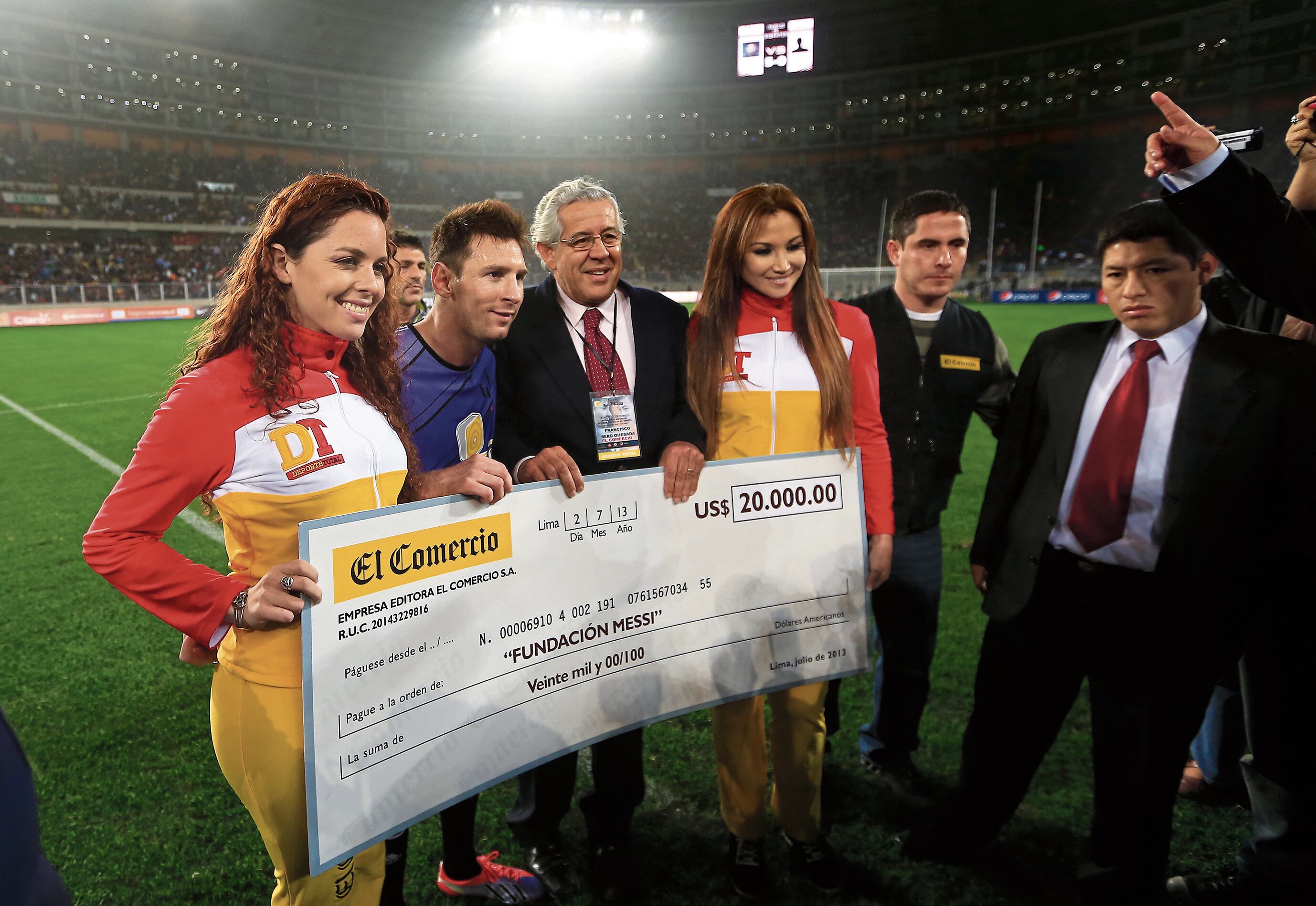 MESSI Y NEYMAR
MESSI Y SUS AMIGOS
DR. FRANCISCO MIROQUESADA ENTREGA DONACION
FOTO : ROLLY REYNA / EL COMERCIO PERU