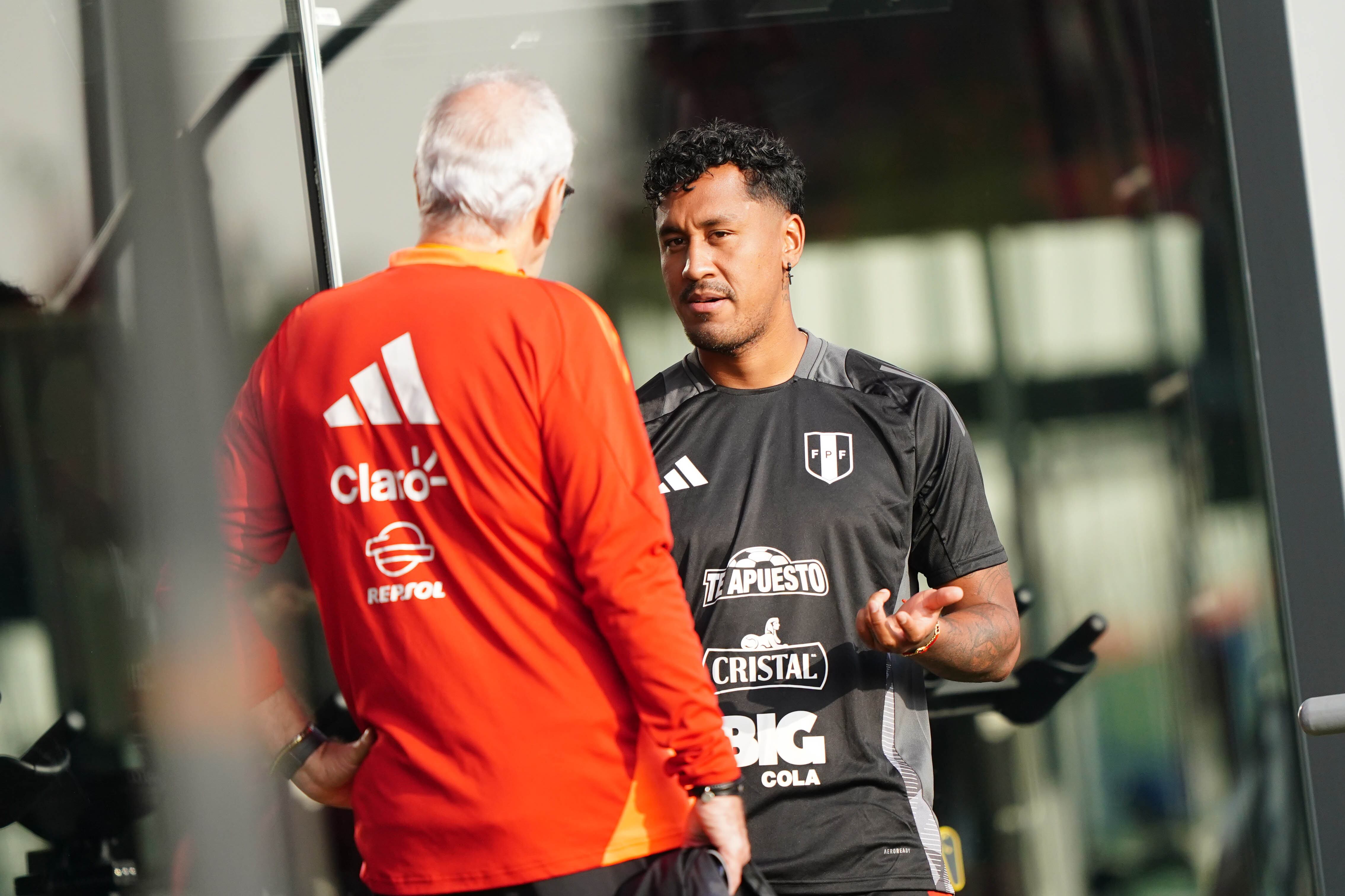 Renato Tapia junto a Jorge Fossati en los entrenamientos de la selección peruana. (Foto: ITEA Sports)