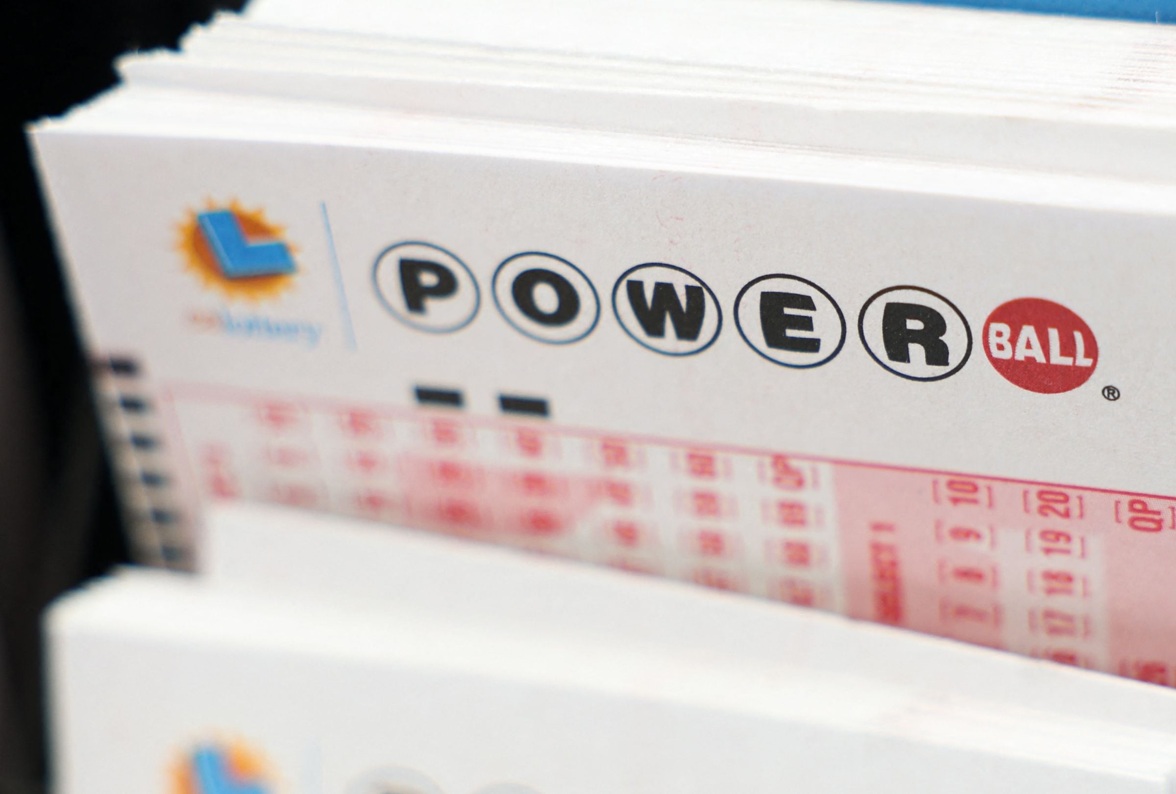 Revisa esta nota para conocer los números ganadores del Powerball en el sorteo del 06/06/2026 y averiguar si el premio mayor ya tiene dueño. (Foto: Patrick T. Fallon / AFP)