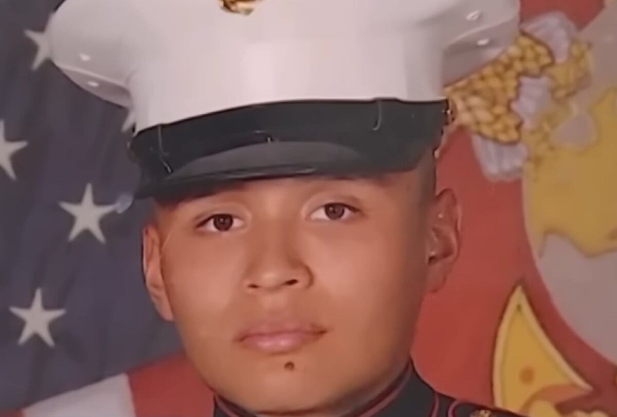 José Manuel Vilchis denuncia que, aunque sirve a su país, las autoridades de ICE quieren deportar a su madre, María Úrsula Valle. | Crédito: YouTube Noticias Telemundo