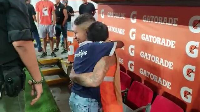 Paolo Guerrero y el emotivo abrazo con un niño después del Alianza Lima vs. Internacional | VIDEO