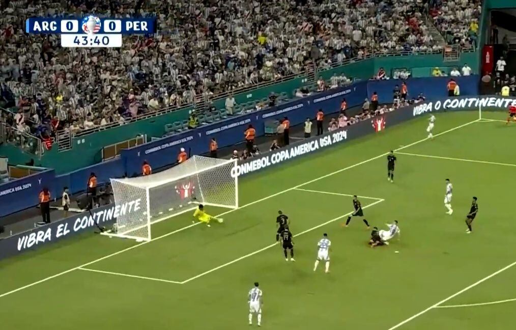 Con su pierna izquierda evitó el primer gol del partido, cuando parecía que ya estaba vencido, en el cierre del Grupo A de la Copa América.