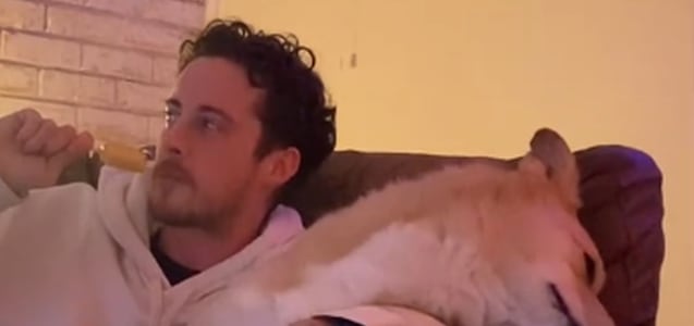 La dramática reacción de un perro al ver que el novio de su dueña no le comparte comida