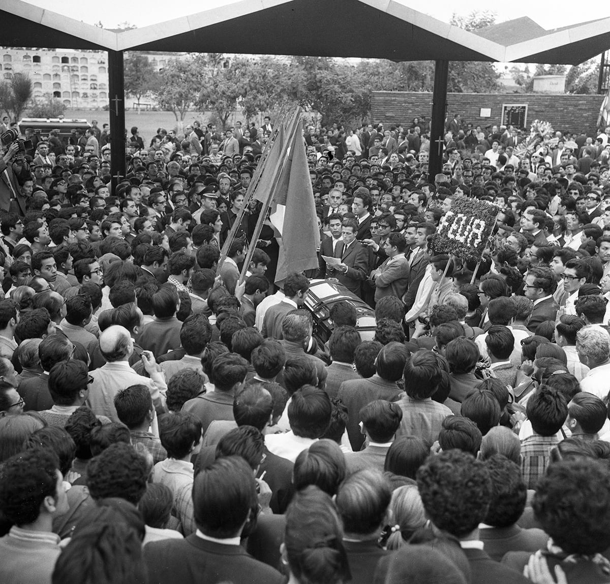 Una masa de estudiantes, académicos, gente del pueblo acompañado el ataúd de Arguedas, el 3 de diciembre de 1969 en El Ángel. (Foto: Archivo Histórico de El Comercio)