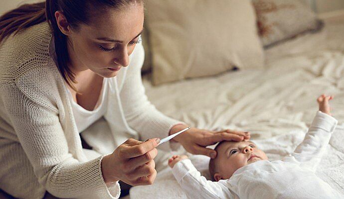 La otitis en bebés suele ser el resultado de una infección viral o bacteriana. Las infecciones respiratorias, como los resfriados, pueden hacer que las trompas de Eustaquio se inflamen o se bloqueen, lo que dificulta el drenaje del líquido del oído medio y favorece la acumulación de bacterias o virus.