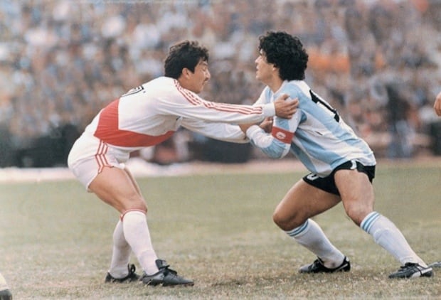 La marca de Luis Reyna a Diego Maradona en las Eliminatorias a México 1986. (Foto: Agencias)
