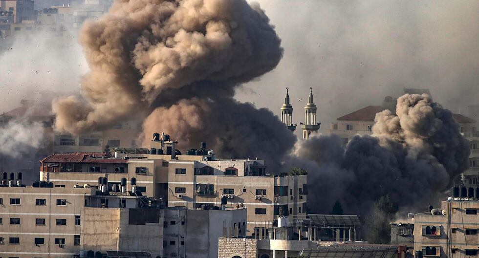 El humo se eleva tras un ataque aéreo de Israel en el barrio de Tal Al-Hawa en Gaza, el 20 de octubre de 2023. (EFE/EPA/MOHAMMED SABLE).