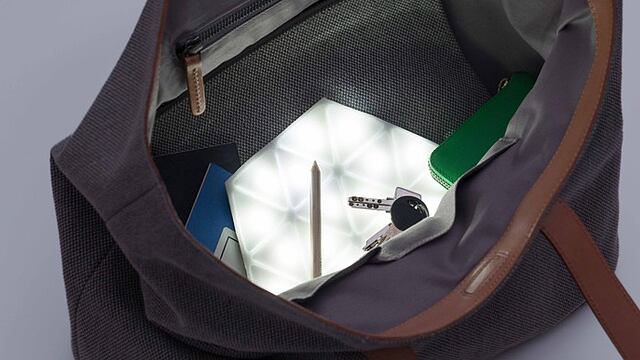 ¿Se te pierde todo en la mochila? Esta luz portátil te ayudará