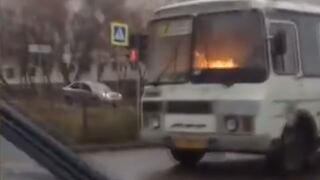 Rusia: Bus circula totalmente en llamas