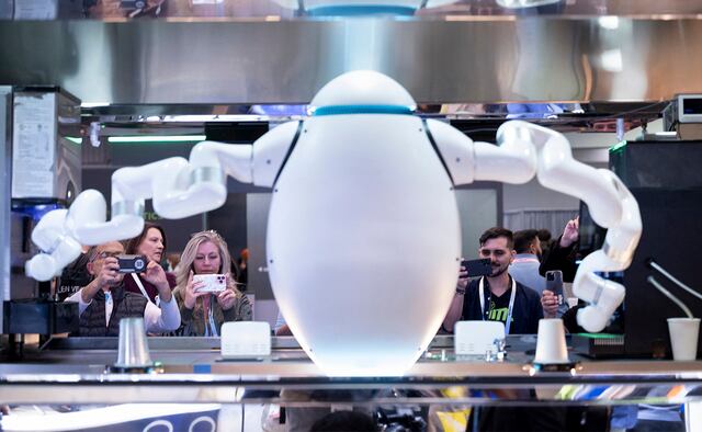 Adam, un robot humanoide de Richtech Robotics que elabora bebidas que van desde café y boba hasta cócteles y cócteles sin alcohol. (Foto: AFP)