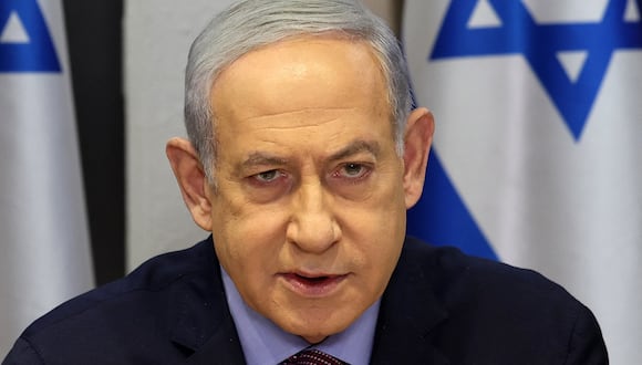 El primer ministro israelí, Benjamin Netanyahu, preside una reunión de gabinete en Kirya, que alberga el Ministerio de Defensa israelí, en Tel Aviv el 31 de diciembre de 2023. (Foto de ABIR SULTAN / POOL / AFP)