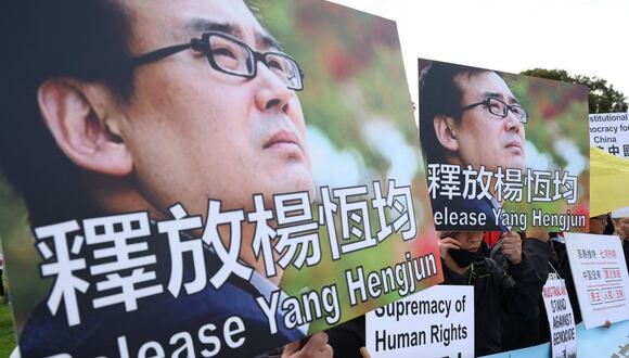 Los manifestantes sostienen pancartas exigiendo la liberación del escritor y empresario Yang Hengjun durante una manifestación organizada por la Alianza para las Víctimas del Régimen Comunista Chino. Foto: DAVID GRAY / AFP