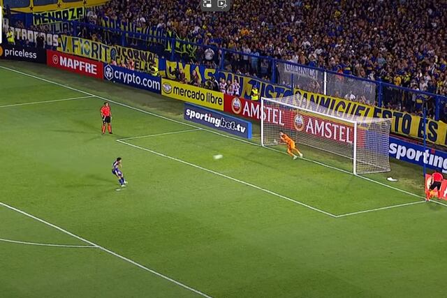 Viscarra ya tiene visto la dirección del balón. Captura ESPN