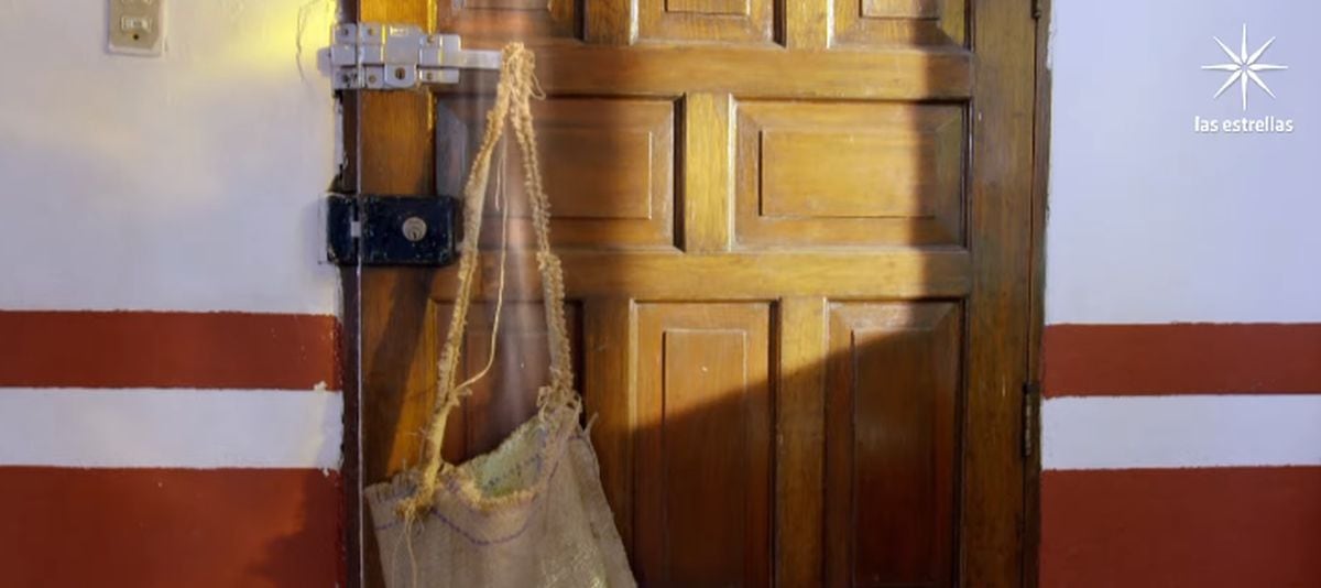 Extrañamente la rosa aaprece en una bolsa (Foto: Televisa)