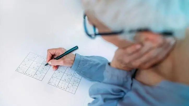 La confusión mental se encuentra entre los síntomas de la encefalopatía hepática.