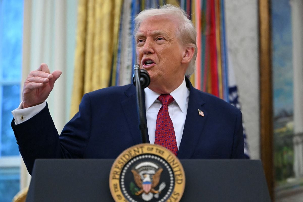 El presidente de Estados Unidos, Donald Trump, habla durante la entrega de la Medalla de Defensa Fronteriza Mexicana en el Despacho Oval de la Casa Blanca en Washington, D.C., el 15 de diciembre de 2025. Foto: ANDREW CABALLERO-REYNOLDS / AFP