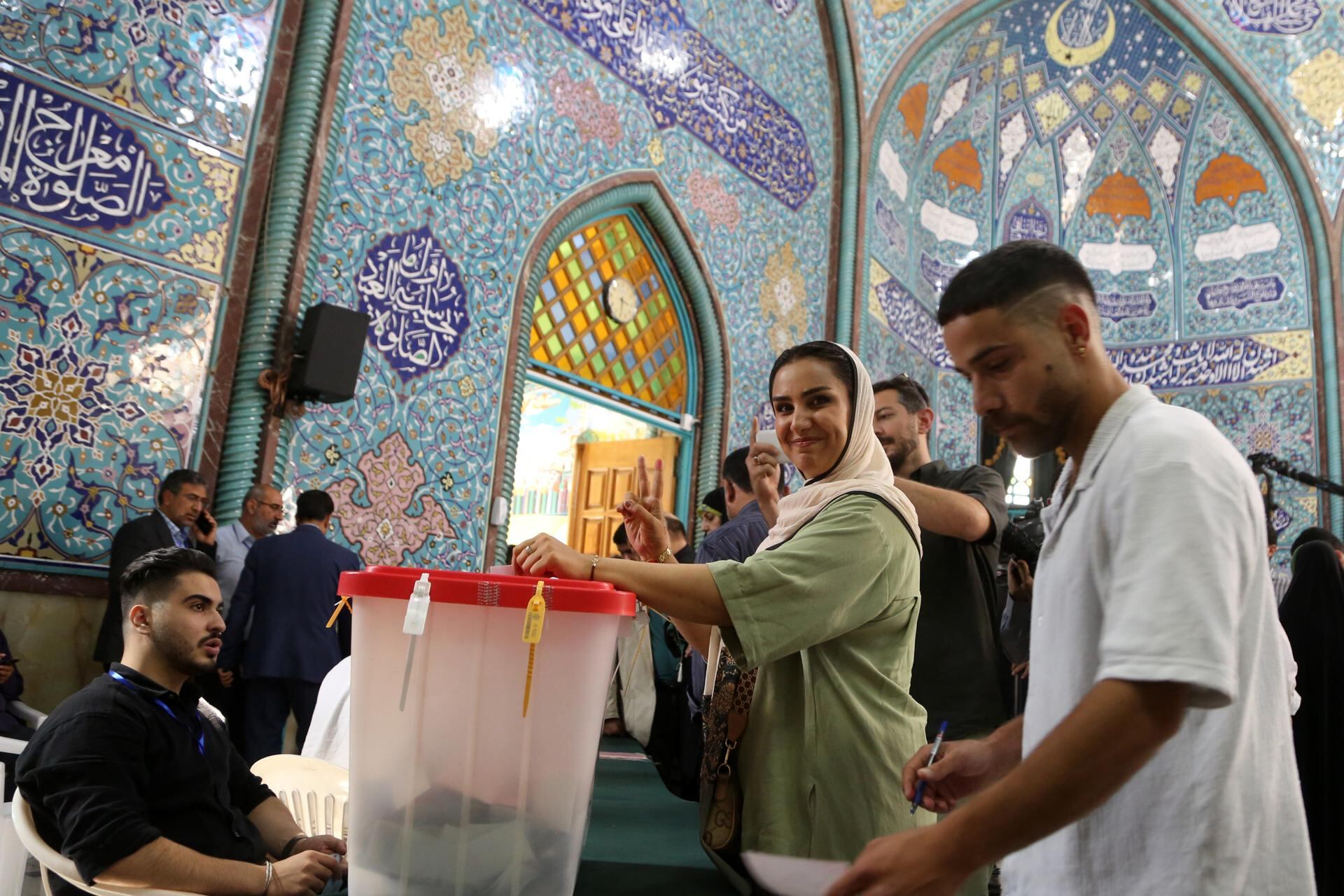 Los iraníes emitieron sus votos en una mesa electoral durante las elecciones presidenciales en Teherán, Irán, 05 de julio de 2024. EFE/EPA/STR