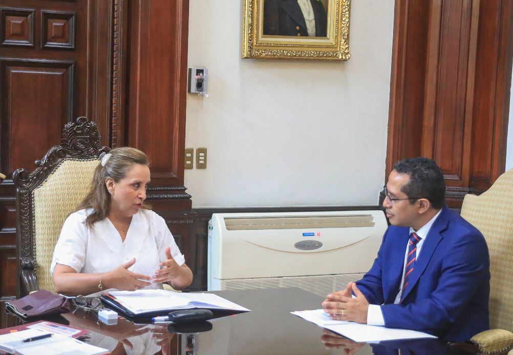 Dina Boluarte y Roberto Burneo, presidente del JNE. (Foto: Presidencia)