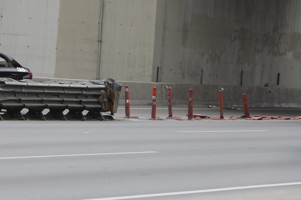 En la Panamericana Sur, algunos de los bolardos naranjas se encontraban deteriorados, aparentemente como consecuencia de impactos de vehículos. Foto: GEC.
