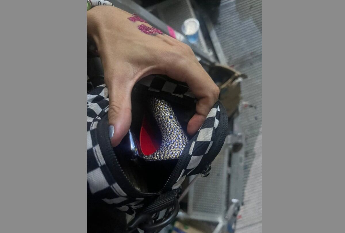 Un primer plano de Felipe Conrado sosteniendo el zapato de Taylor Swift. (Foto: Instagram @lipeconrado)