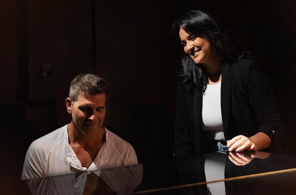 Christian Meier y Daniela Darcourt se unen para el estreno de su colaboración "2 de 3". (Foto: Instagram)