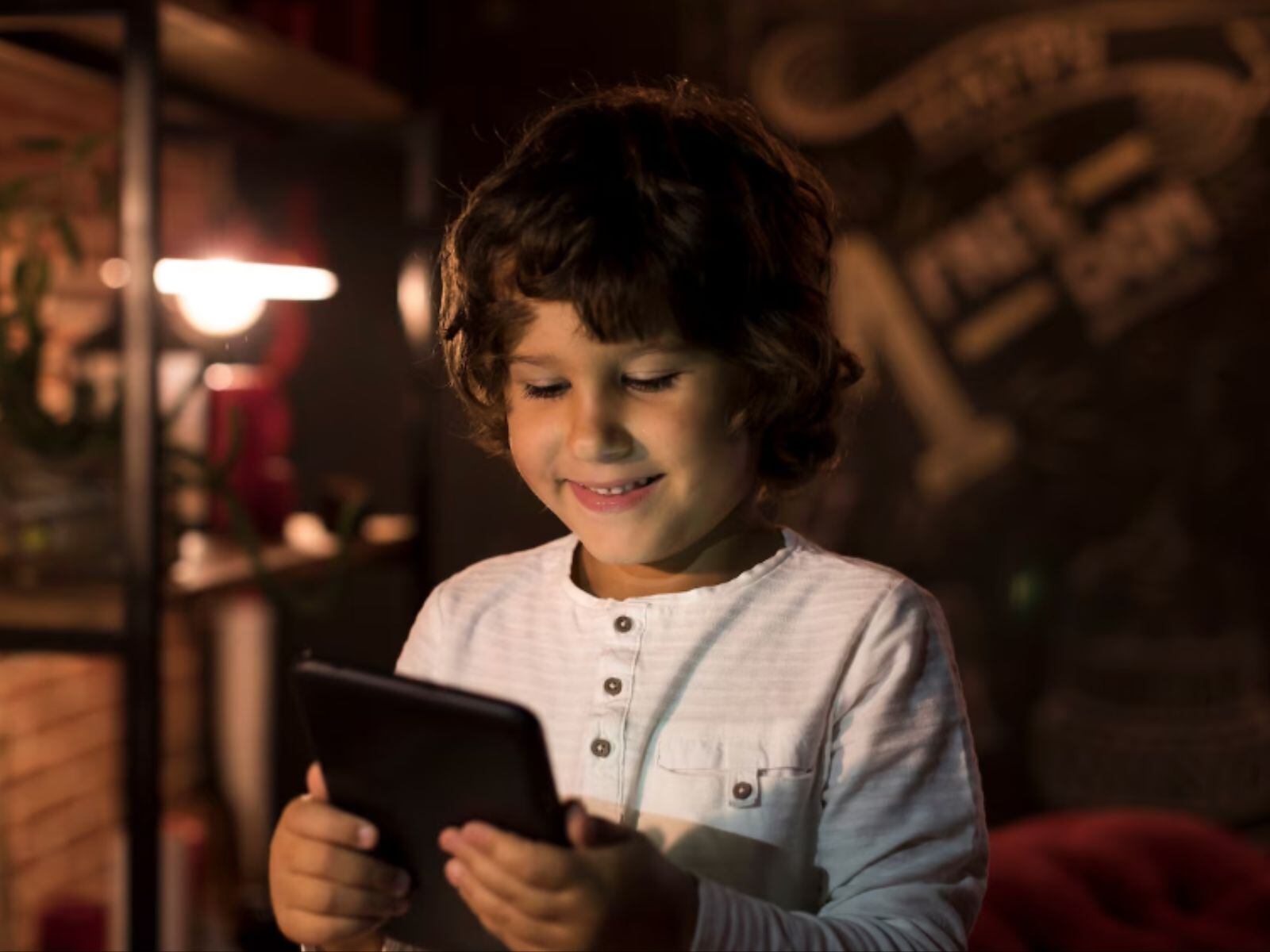 Según estudios, la mayoría de personas pasa más tiempo en las pantallas desde la pandemia del COVID-19. (Créditos: Freepik)