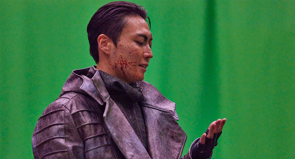 El joven con trastorno bipolar Kim Seo-wan, interpretado por Roh Jae-won, actúa en una de las escenas de dragones en un estudio de pantalla verde de la serie "Una dosis diaria de sol".