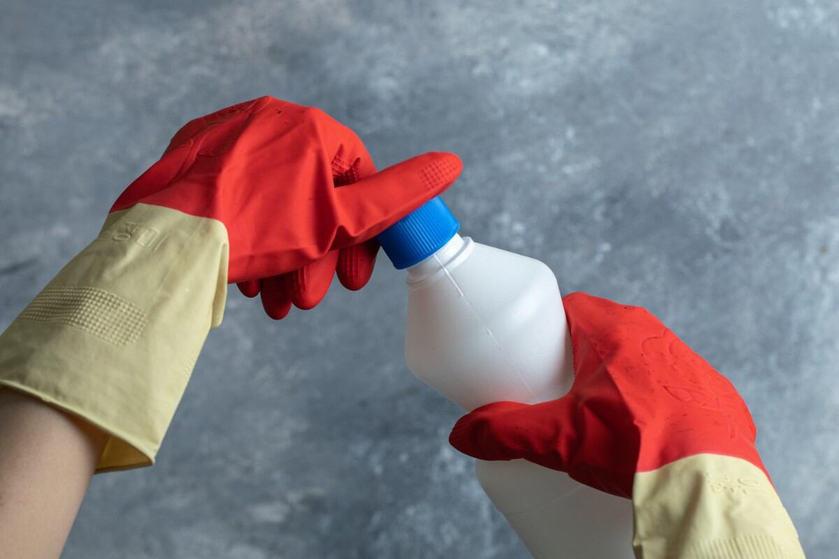 Una botella de lejía. (Foto: @
azerbaijan_stockers / Freepik)