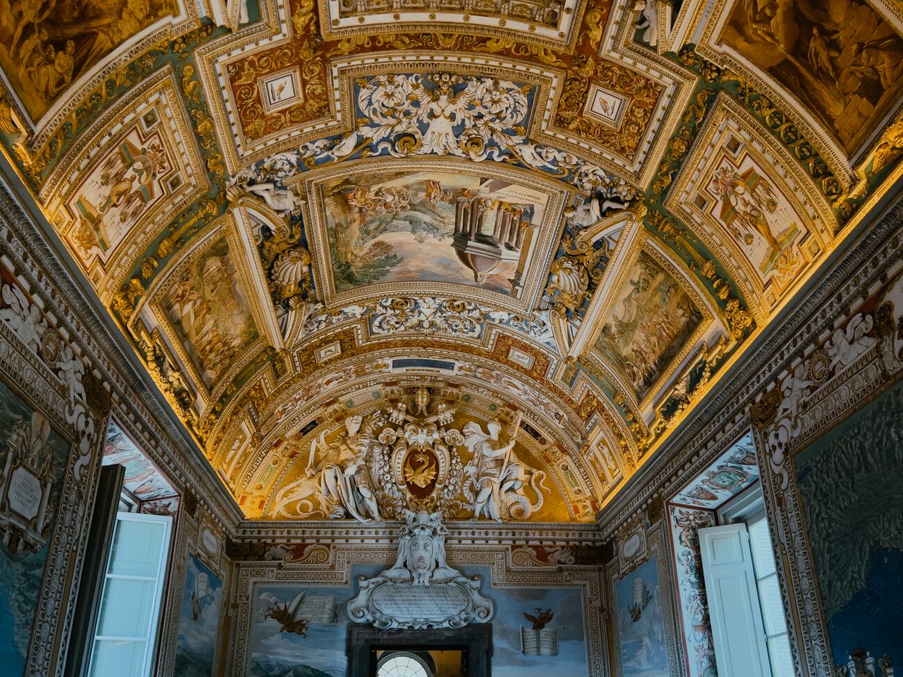 El Vaticano es el hogar del Papa, un tesoro de la arquitectura y el arte icónico.
