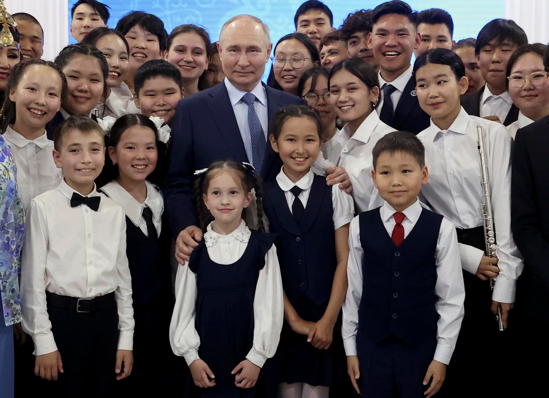 El presidente ruso Vladimir Putin (C) posa para una fotografía con alumnos mientras visita la Escuela Superior de Música Vasily Bosikov en Yakutsk, República de Sakha (Yakutia), Rusia, 18 de junio 2024. (Rusia) EFE/EPA/SERGEI KARPUKHIN