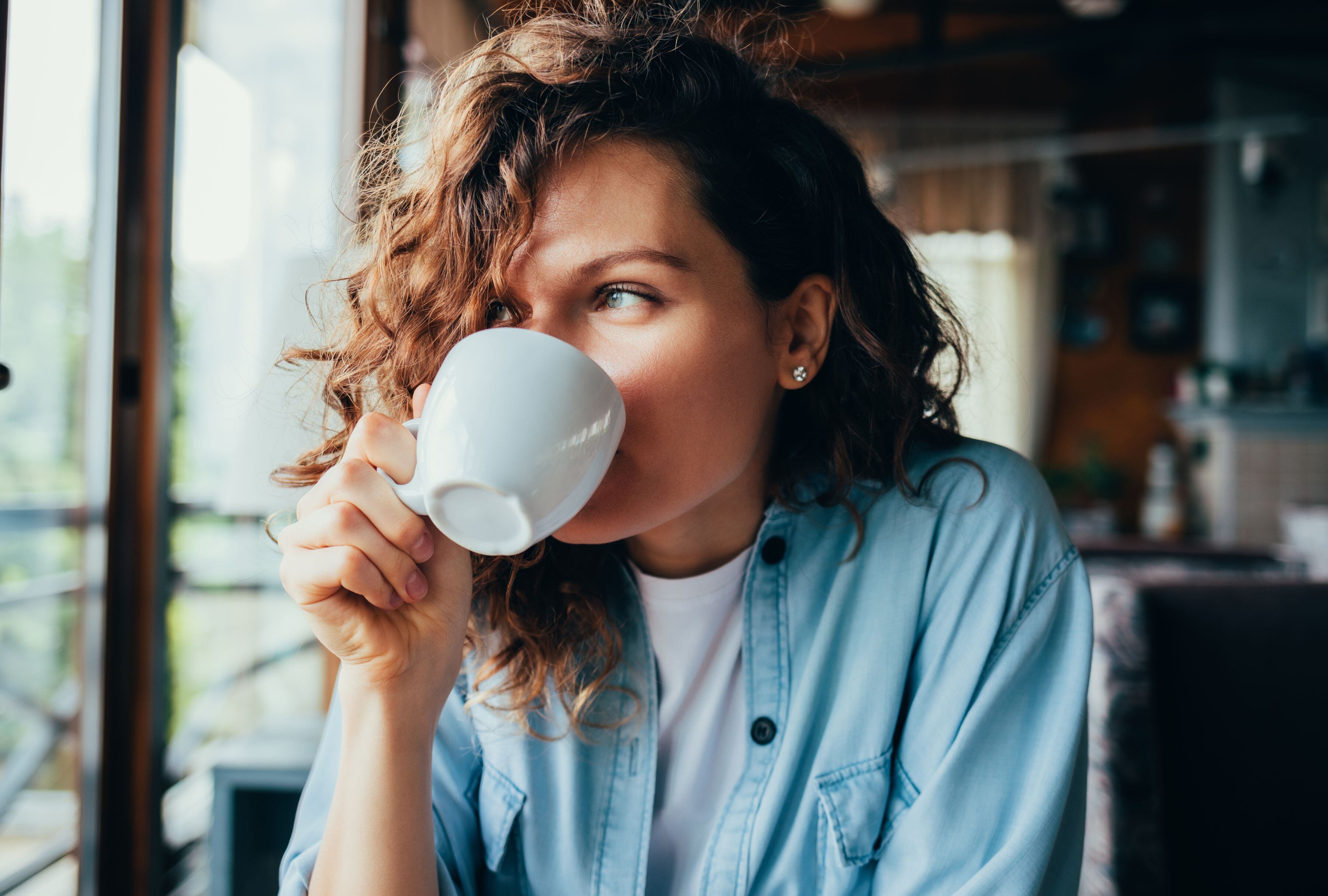 En el estudio también se indicó que las mujeres, sobre todo aquellas empleadas en puestos empresariales y de gestión, consumen más café. (Foto: iprogressman/iStock)