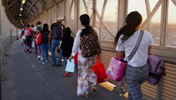 Inmigrantes pasan por el puerto de entrada de la frontera, en El Paso, Texas, Estados Unidos, el 14 de junio de 2024. (Foto de César Contreras / EFE)