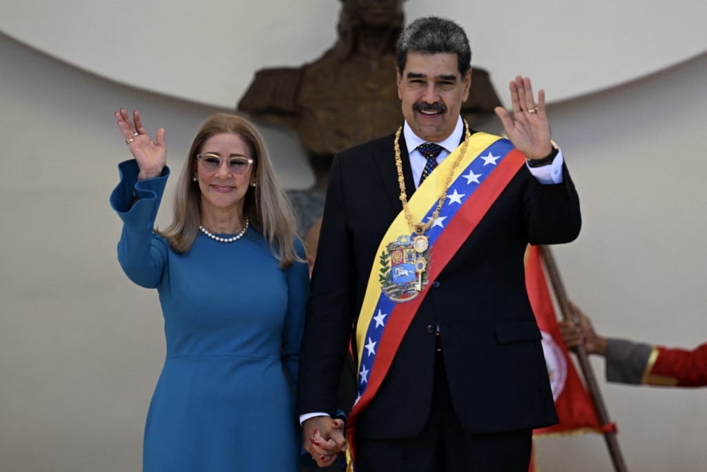 El líder chavista de Venezuela, Nicolás Maduro, habla con su esposa Cilia Flores cuando salen del Capitolio, sede de la Asamblea Nacional, en Caracas, el 10 de enero de 2025. (Juan BARRETO / AFP)