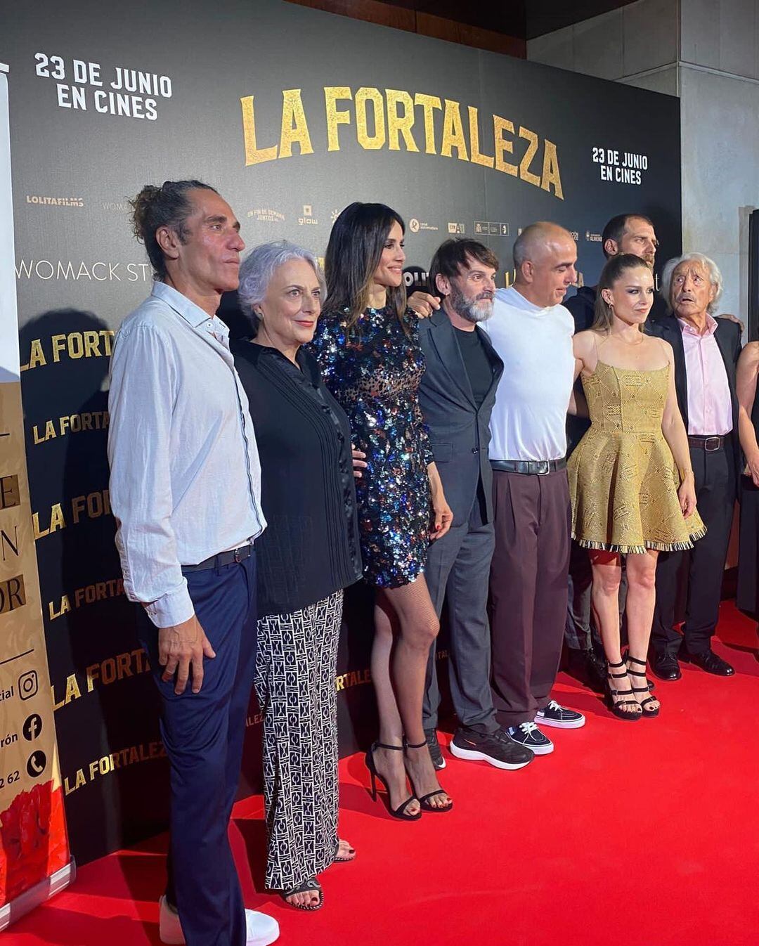 El actor español y el elenco de "La Fortaleza" (Foto: Fernando Tejero / Instagram)