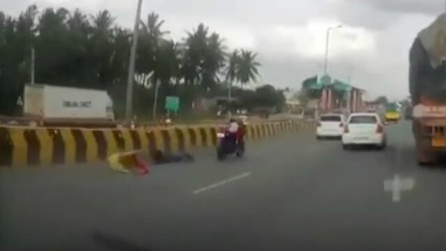 Facebook: niña queda al mando de moto tras espeluznante accidente en carretera | VIDEO
