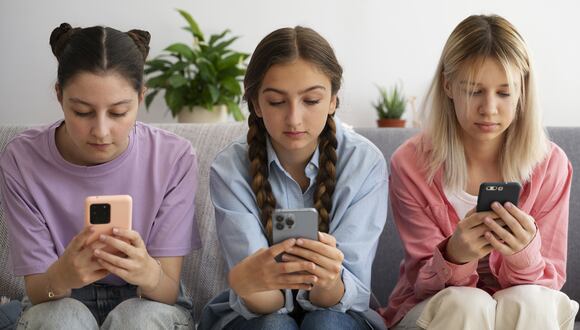 Para minimizar los riesgos de las redes sociales en niños y adolescentes, se pueden tomar varias medidas importantes.