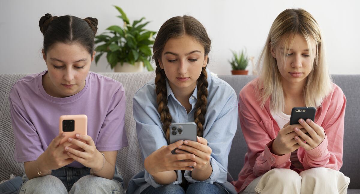 Para minimizar los riesgos de las redes sociales en niños y adolescentes, se pueden tomar varias medidas importantes.