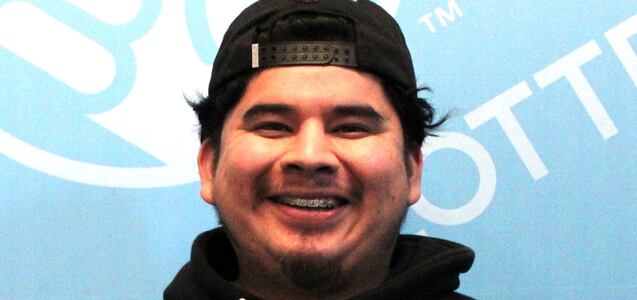 Fue a un supermercado por snacks, se animó a comprar un billete de lotería y acabó ganando 100 mil dólares