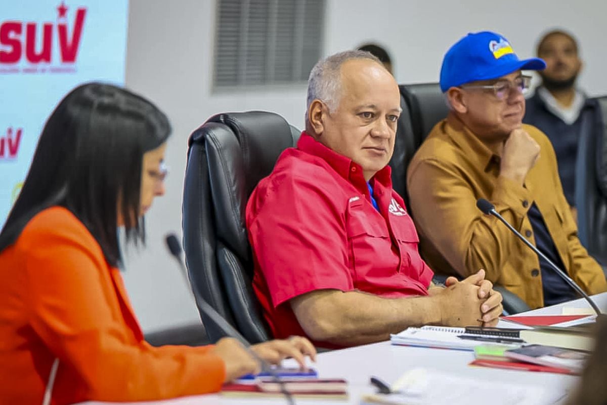 Fotografía cedida por el Ministerio de Interior, Justicia y Paz que muestra al secretario general del Partido Socialista Unido de Venezuela (PSUV), Diosdado Cabello (c), hablando en una rueda de prensa este lunes, en Caracas. Foto: EFE/ Ministerio de Interior, Justicia y Paz