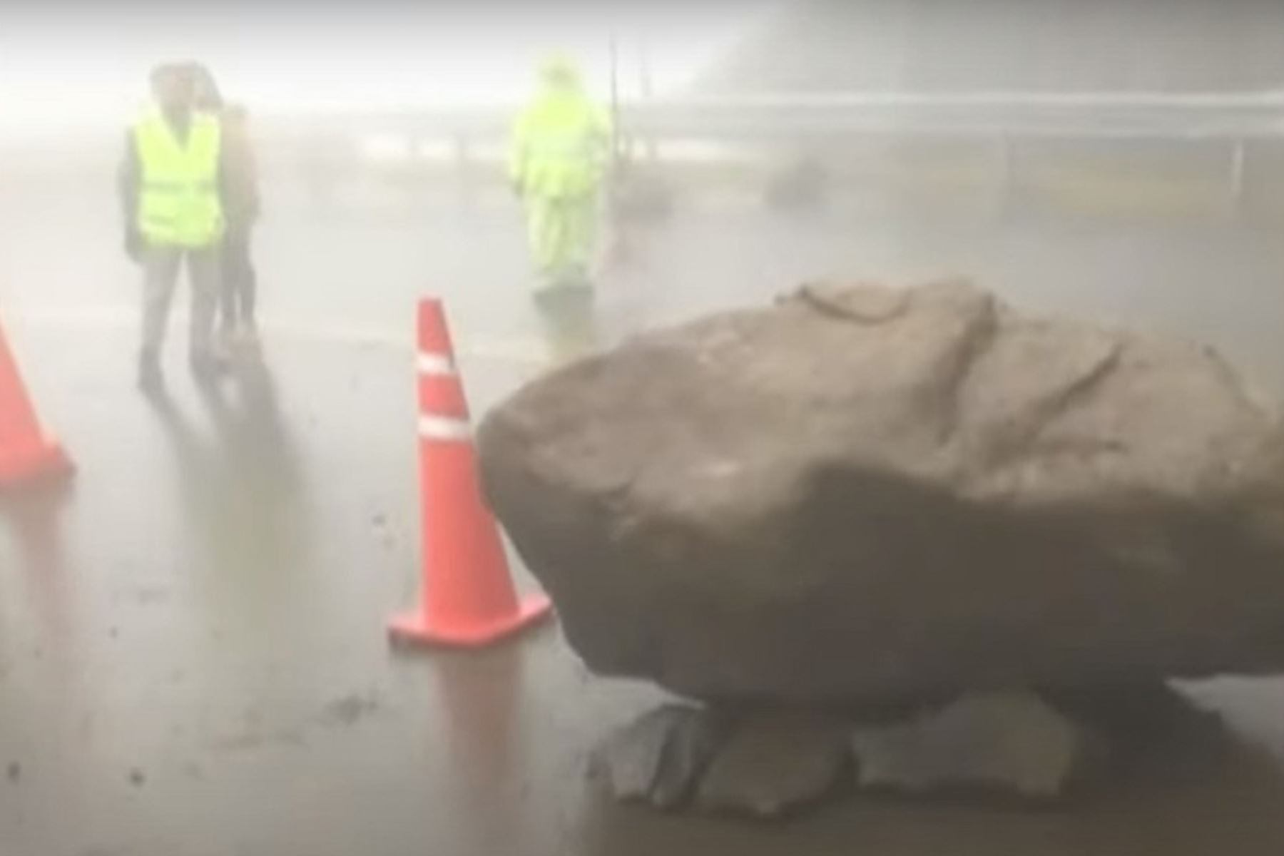 Caen enormes rocas sobre la vía Pasamayito. (Foto: Captura)
