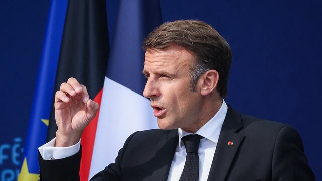 Europa debe pensar en su propia “defensa y seguridad” ante la amenaza rusa, advierte Macron