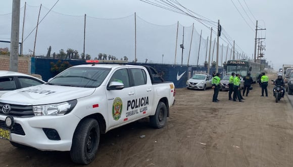Policías llegaron a la sede de entrenamiento de Alianza Lima para evitar cualquier enfrentamiento entre hinchas y jugadores | Foto: @KeithRichle