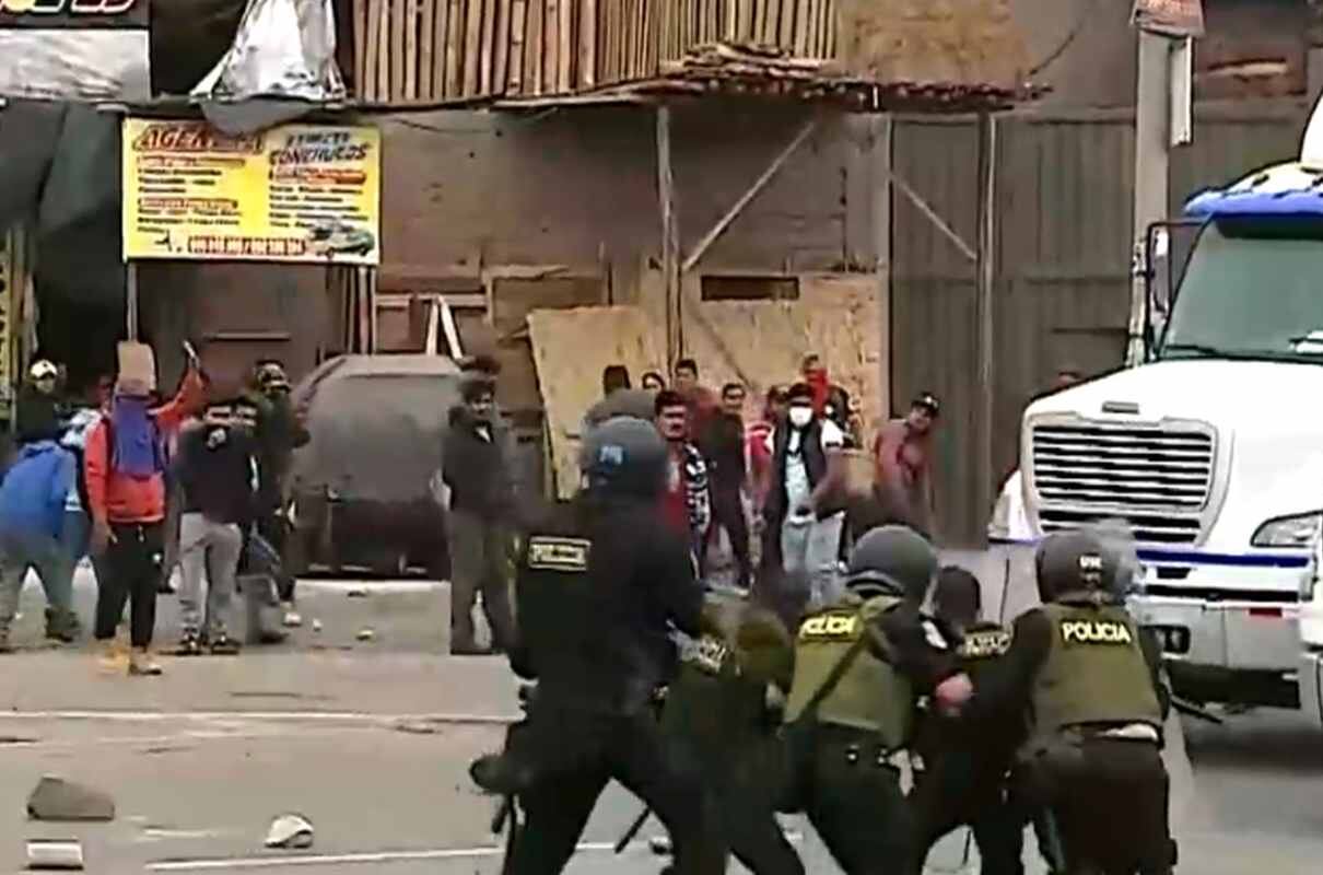 El bloqueo inició a las 5 de la mañana. Se registró largas filas de vehículos de todo tipo. Foto: Canal N