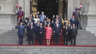 Dina Boluarte saluda a Gustavo Adrianzén y al gabinete antes de que pidan voto de confianza al Congreso