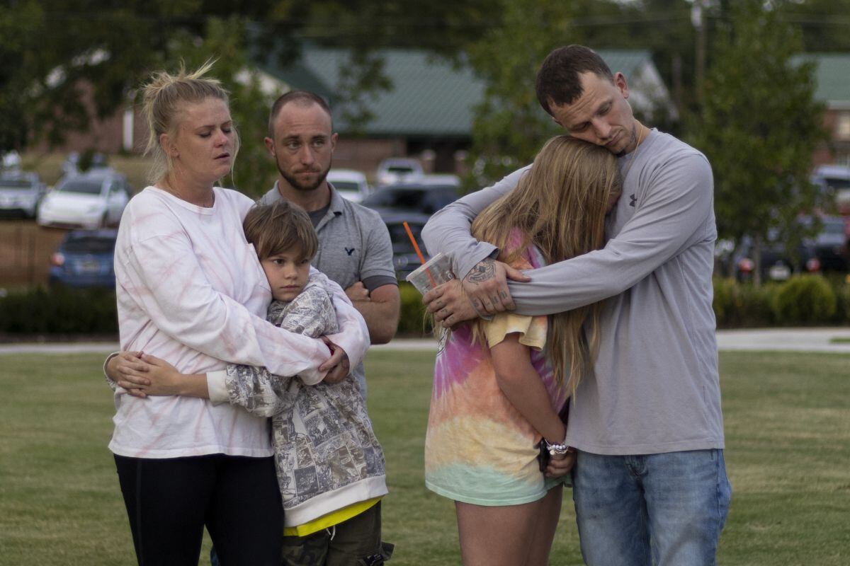 Una familia se abraza durante una vigilia por el tiroteo en la escuela secundaria Apalachee en Jug Tavern Park en Winder, Georgia, el 4 de septiembre de 2024 (Foto: Cristian Monterrosa / AFP)
