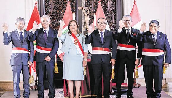 NUEVO AIRES. Presidenta, premier y los cuatro nuevos ministros del gabinete.